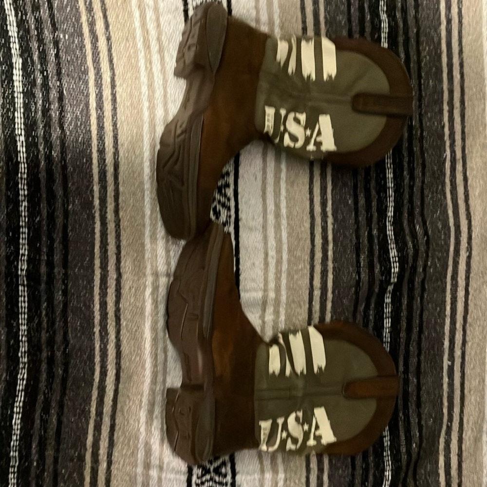 SIZE 8.5 US. DURANGO BOOTS